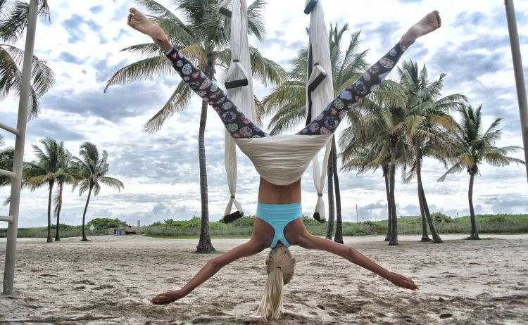 woman upside down - A twist on pussy eating positions